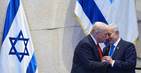 "Silny, odważny i genialny". Trump nawołuje do głosowania na Netanjahu