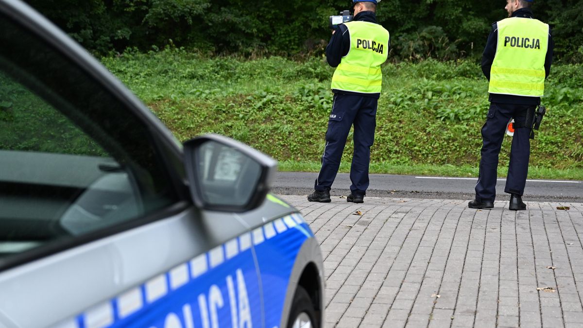 Przemyśl, 17.09.2022. Policyjny patrol podczas kontroli drogowej w Przemyślu, 17 bm. 17 września 2022 r. weszły w życie przepisy rozporządzenia Ministra Spraw Wewnętrznych i Administracji w sprawie ewidencji kierujących pojazdami naruszających przepisy ruchu drogowego. Zmiany te wprowadzają do katalogu wykroczeń maksymalną karę 15 punktów za najcięższe wykroczenia drogowe. Dotyczą one w szczególności kierowców, którzy drastycznie przekraczają prędkość i jeżdżą pod wpływem alkoholu. (aldg) PAP/Darek Delmanowicz