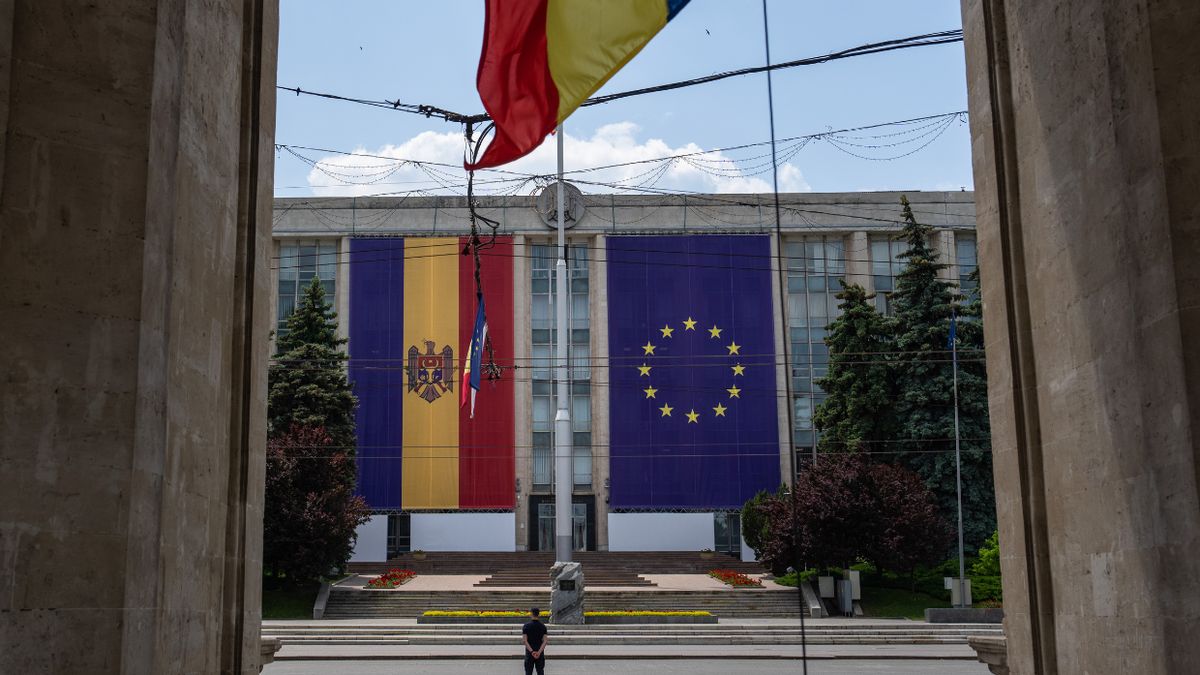 Flagi Mołdawii i UE wywieszone na budynku Rządu Mołdawii
