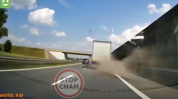 Wystrzał opony w ciężarówce. Niebezpieczna sytuacja na A4