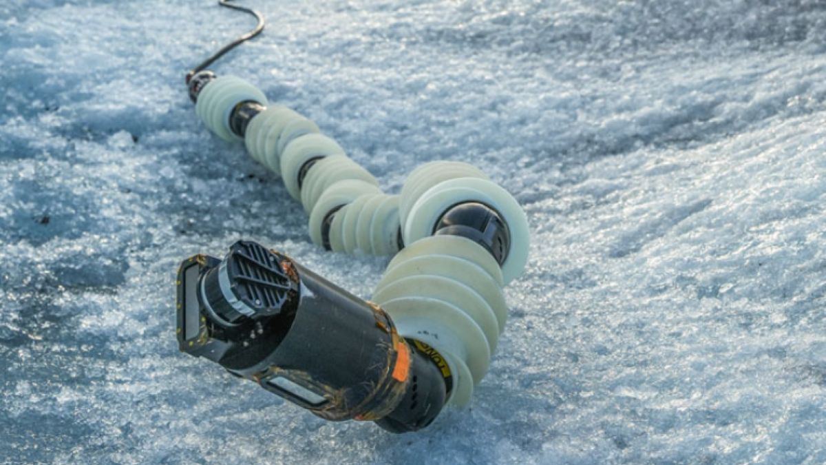 Robot Exobiology Extant Life Surveyor (EESL) zbada jeden z księżyców Saturna