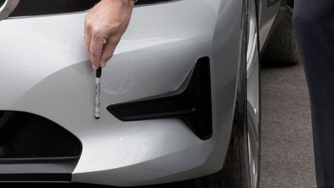 Lakier można dobrać przez odnalezienie jego kodu, ale najlepszym sposobem jest dobranie go przez lakiernika.