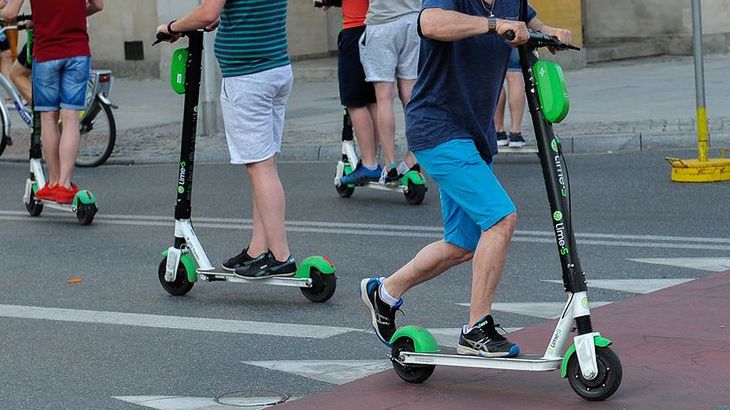 W związku z korzystaniem z elektrycznych hulajnóg po spożyciu, bawarska policja zatrzymała 414 osób