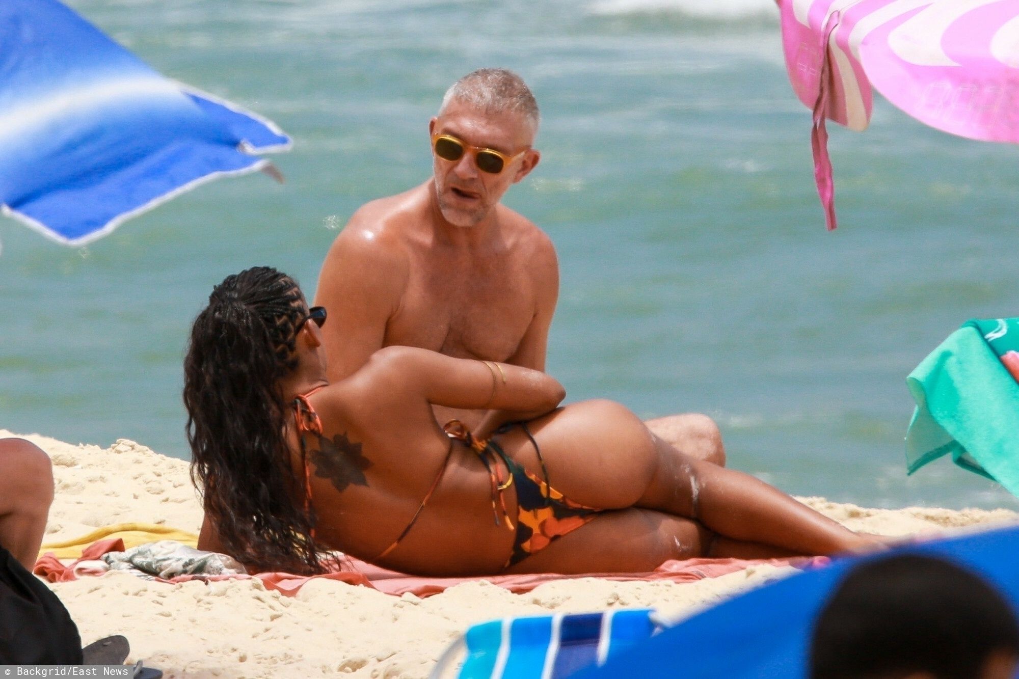Vincent Cassel dokazuje na plaży z młodszą o 30-lat modelką