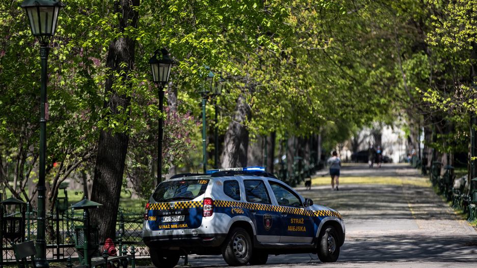 Koronawirus w Polsce. Dyrektor sanepidu nie przyjął mandatu za brak maseczki ochronnej