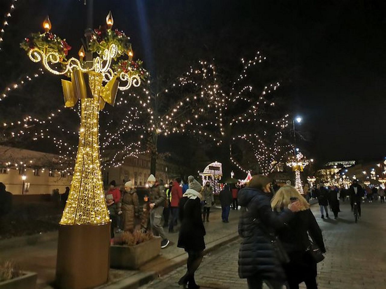 Warszawa. Na Krakowskim Przedmieściu również w ubiegłą sobotę wieczorem było tłoczno