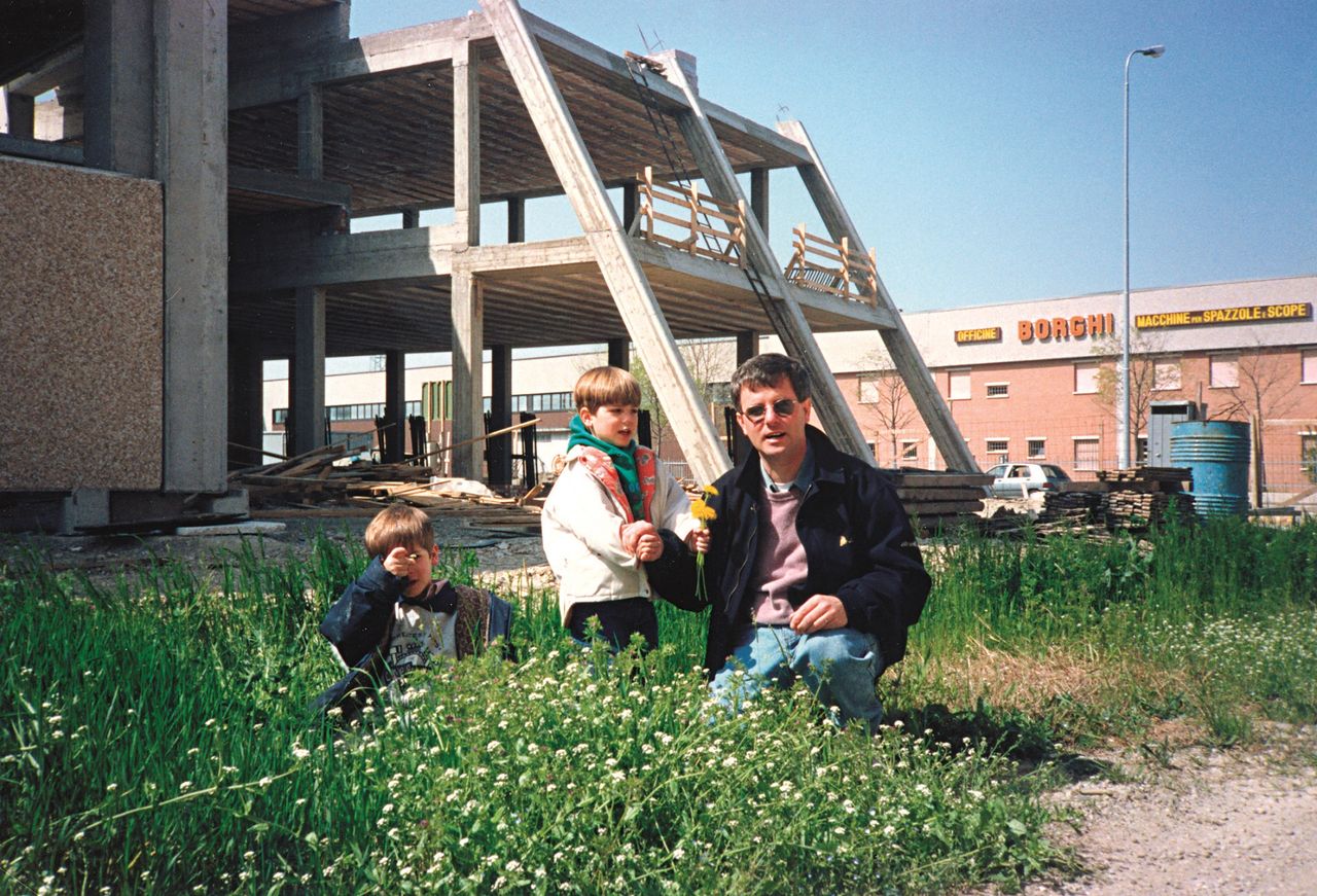 Horacio Pagani z synami podczas budowy pierwszej manufaktury firmy, rok 1992