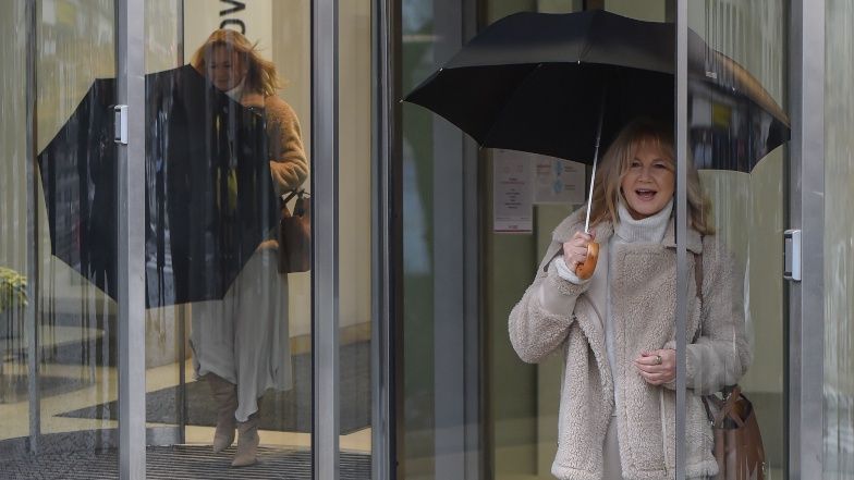 Grażyna Torbicka walczy z wiatrem na Marszałkowskiej 