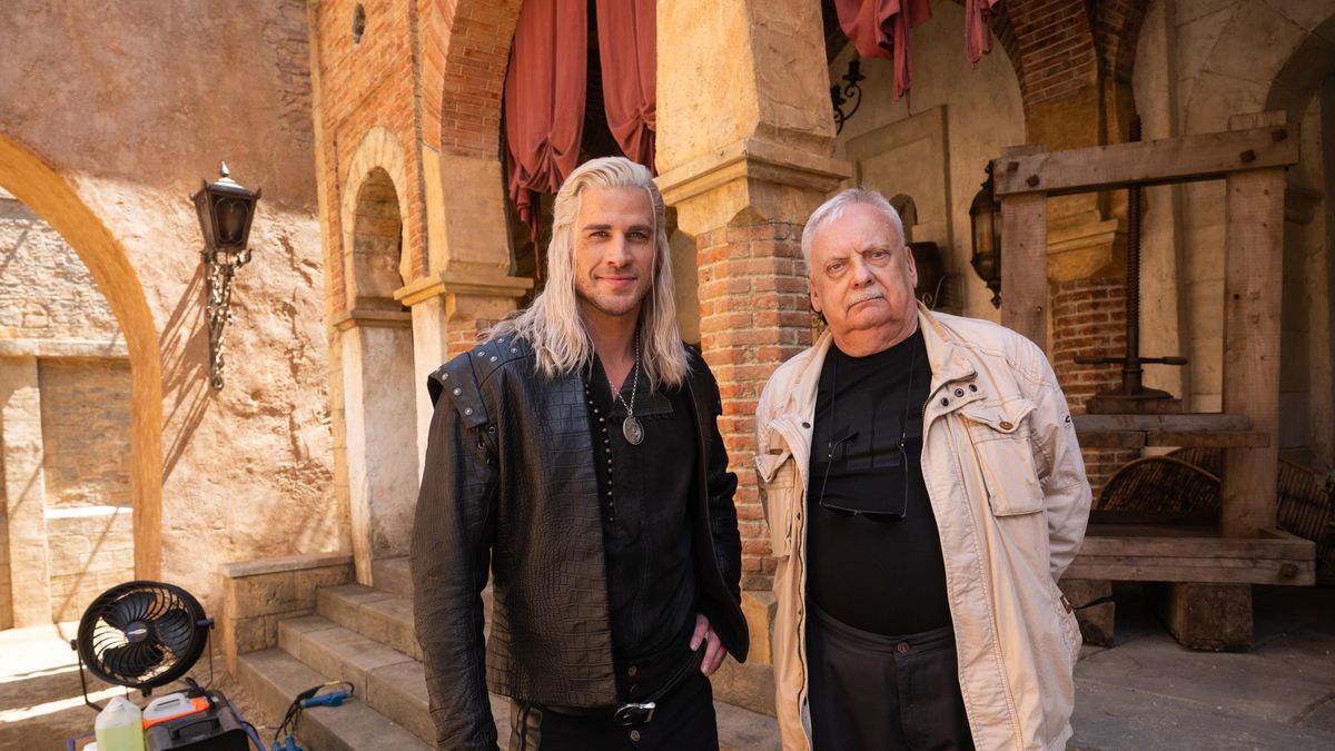 Liam Hemsworth i Andrzej Sapkowski na planie "Wiedźmina"