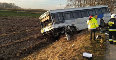 Tragedia na drodze. Kierowca nie żyje, dzieci wśród poszkodowanych