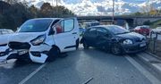 Warszawa: Zderzenie busa z osobówkami na S8. Kilka kilometrów korka