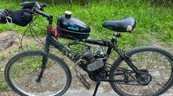 18-latek na rowerze z silnikiem spalinowym. "Nie spełniał norm"