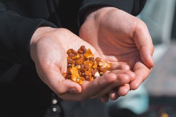 Na "złocie Bałtyku" można nieźle zarobić. Tłumy ruszyły na plaże