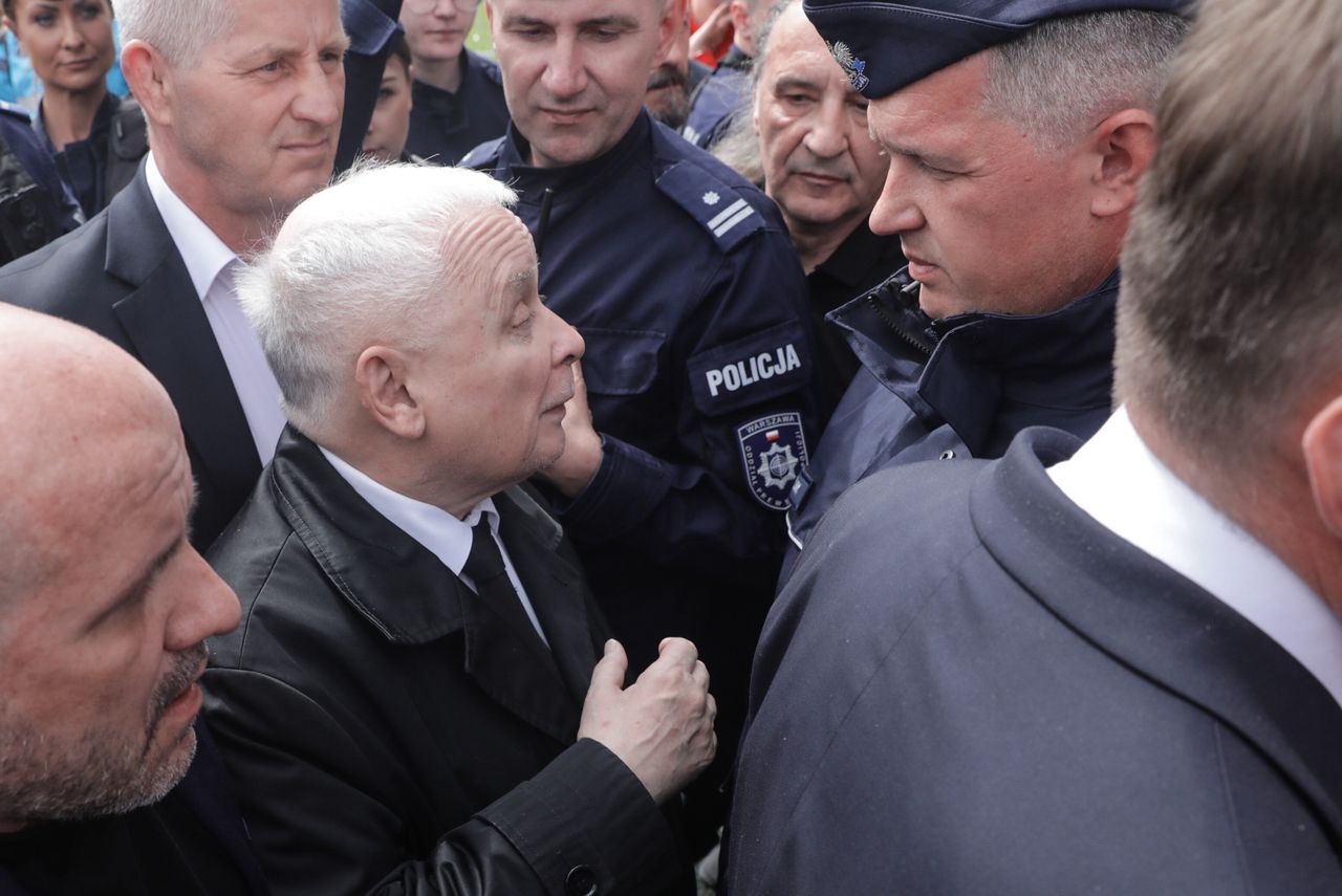 Kaczyński wrócił przed pomnik. Ze sprayem w ręku