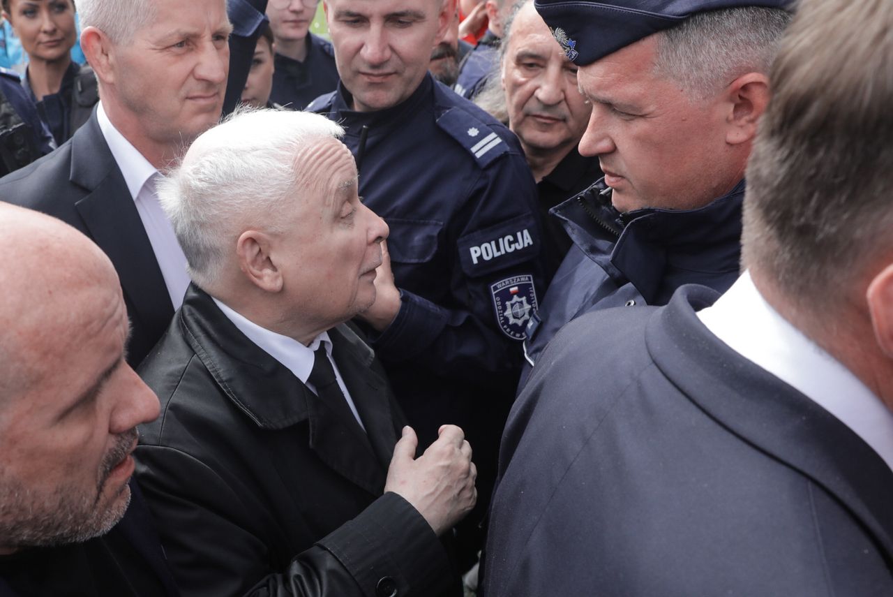 Ze sprayem na wieniec. Nerwowa reakcja Kaczyńskiego