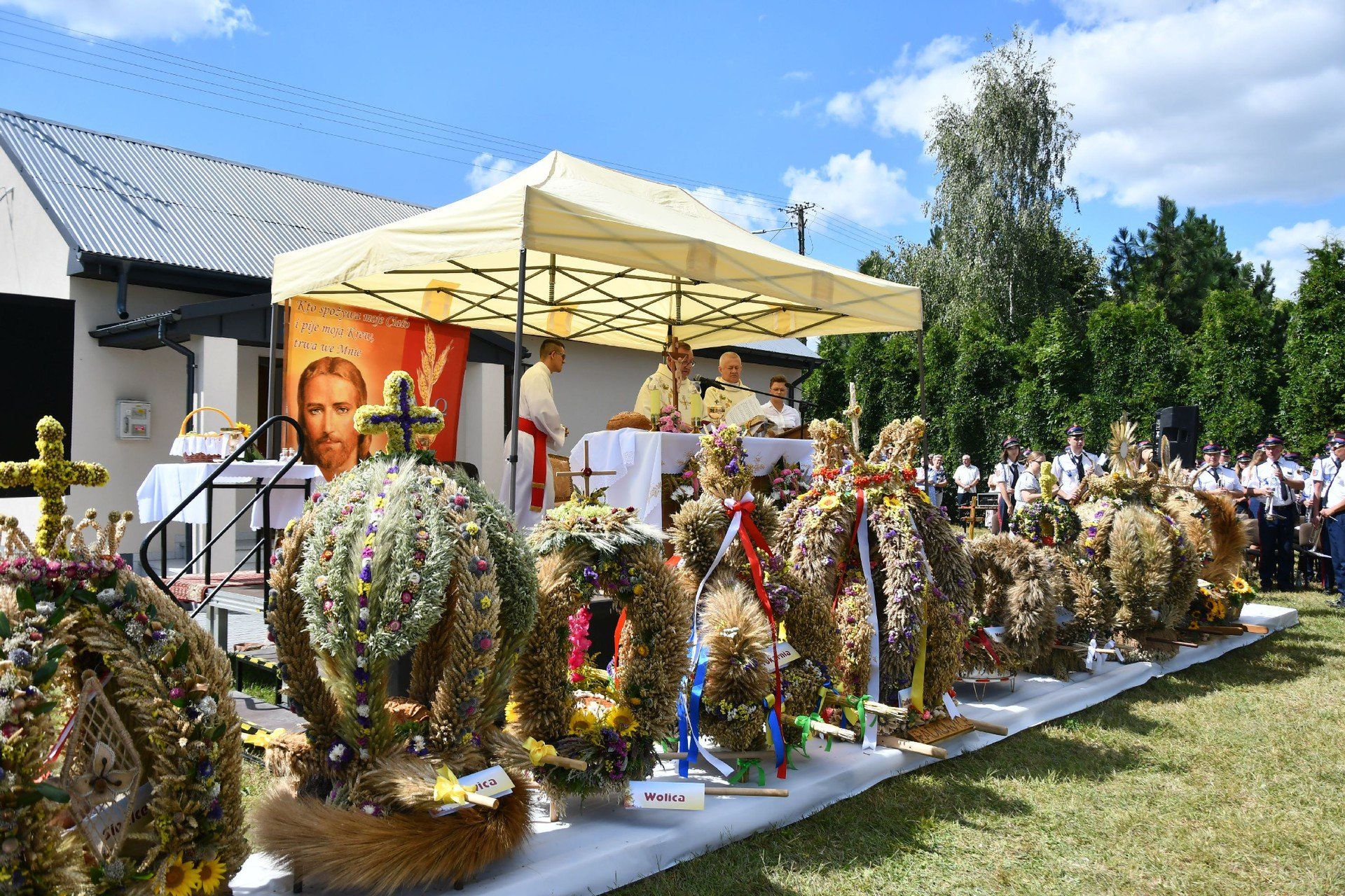 Dożynki 2025 w Mostach. Wieńce przygotowane przez sołectwa gminy Chęciny. 