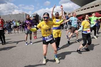 Charytatywny Bieg JBL Run w Katowicach. Choć pogoda nie rozpieszczała, uśmiechy nie znikały z twarzy