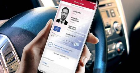 mObywatel pod lupą. Czy rządowa aplikacja ma zbyt dużo uprawnień? Resort uspokaja