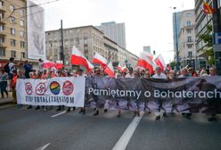 Kontrowersyjny baner na marszu w Warszawie. Czarzasty mówi o polityce PiS