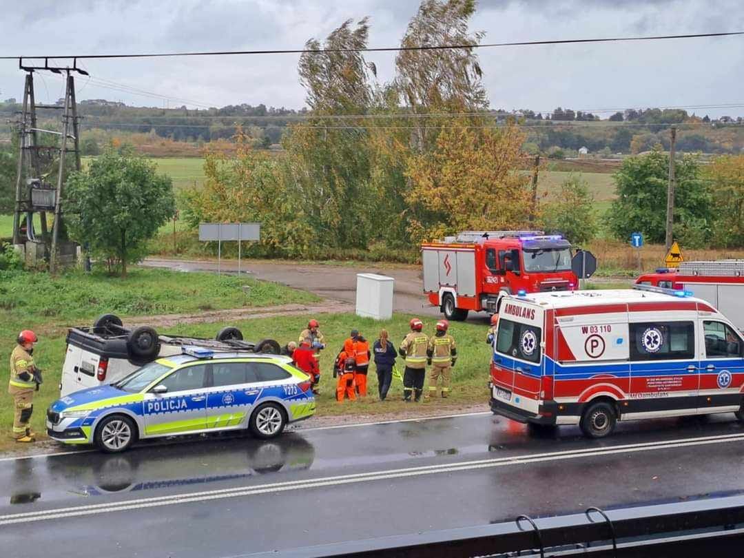 Kierowca dachował w Popłacinie