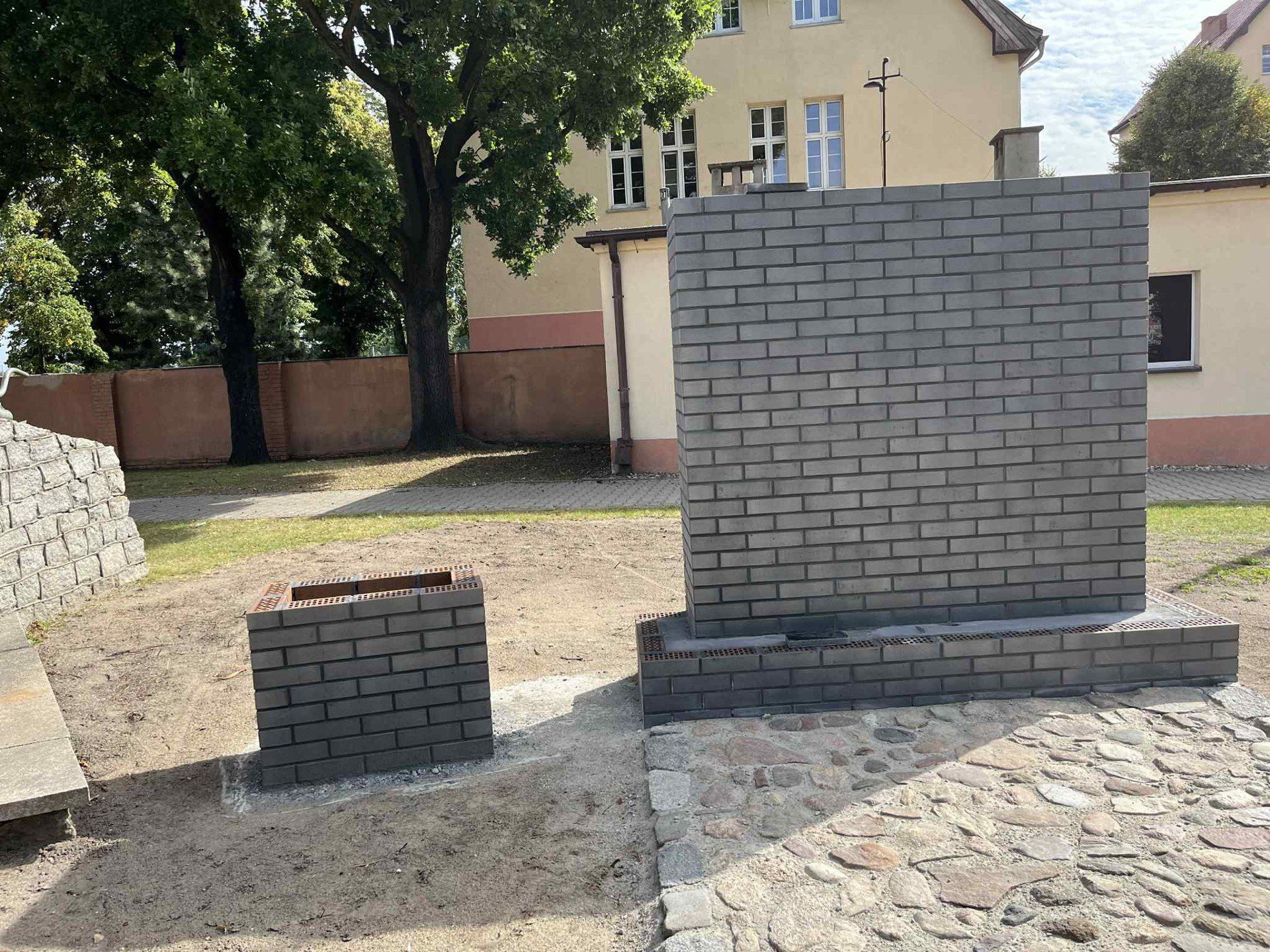 Odsłonięcie pomnika ofiar niemieckiego nalotu w Komarnie pod Lwowem