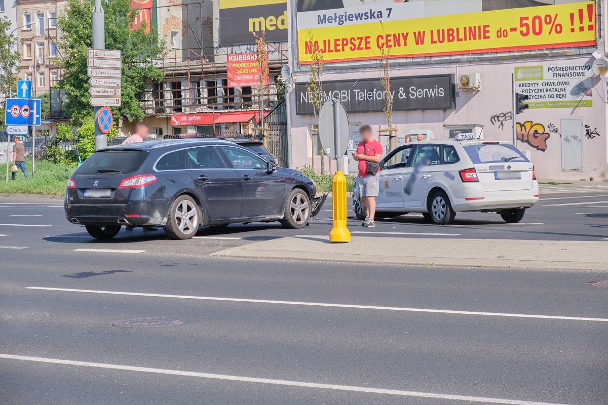 Kolizja skody z peugeotem na skrzyżowaniu al. Tysiąclecia z ul. Lubartowską