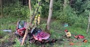 Tragedia pod Wyszkowem. Samochód owinął się wokół drzewa