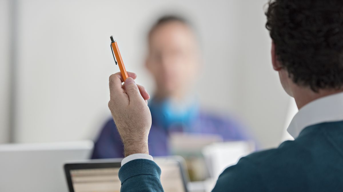 Szykując się do rozmowy o pracę w sprzedaży, warto przygotować sobie scenariusz, który obejmuje również reakcję na polecenie "sprzedaj mi ten długopis"