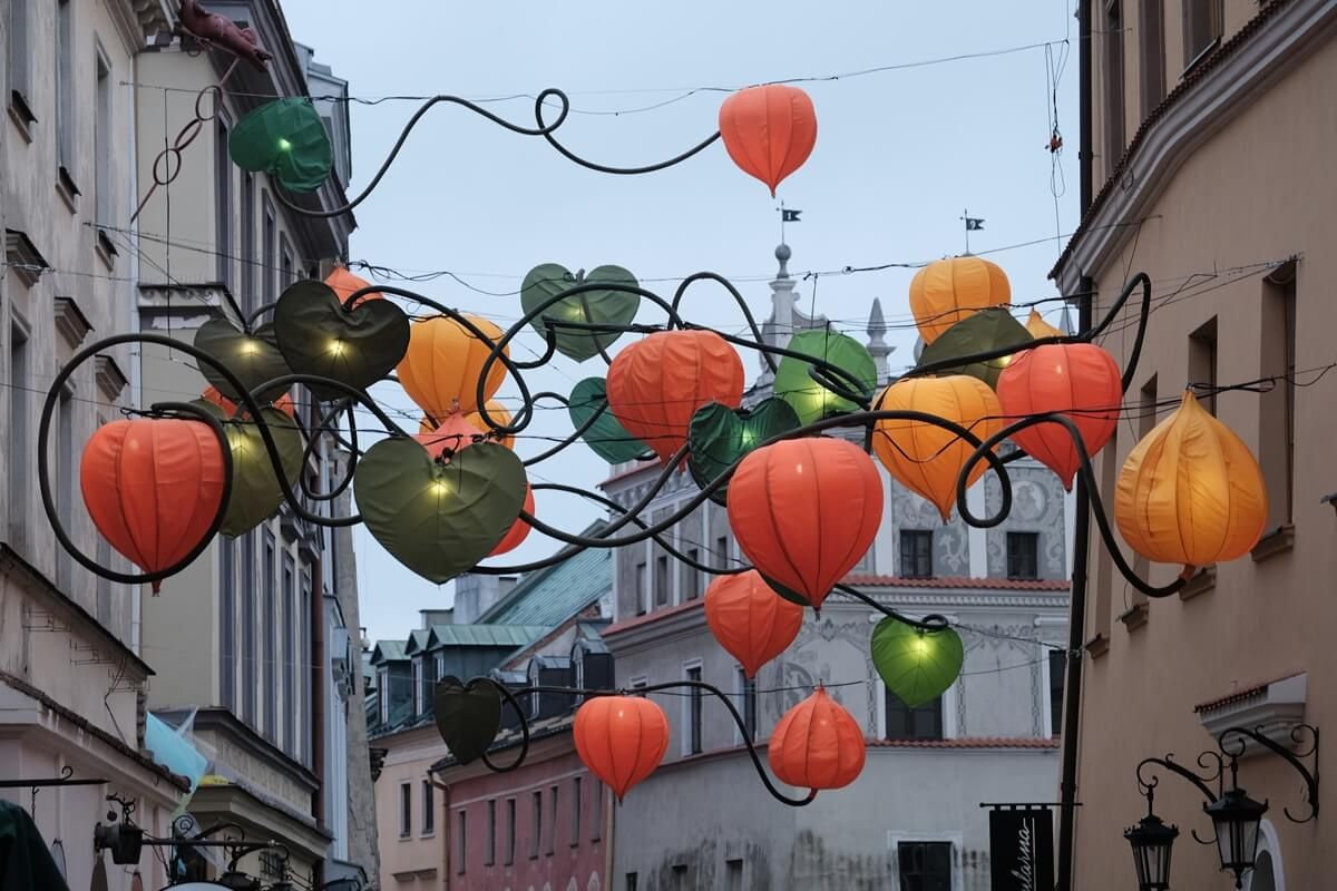 Instalacja "Jesienne miechunki" na Starym Mieście