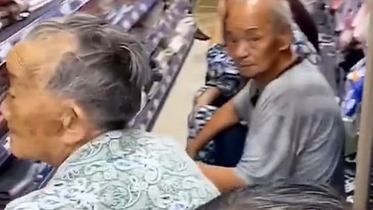 Seniorzy w Chinach szukają ochłody w supermarkecie
