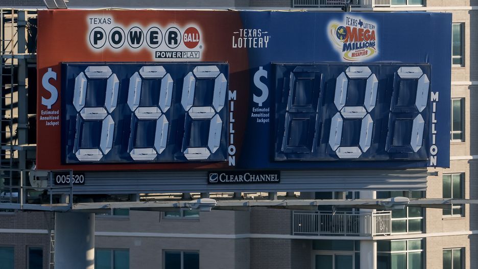 A Texas Lottery billboard advertises the updated Powerball and Mega Millions lotteries along a highway in Houston, Texas, USA, 30 October 2022. The estimated jackpot to a single winner of the Powerball multi-state lottery rose to one billion US dollars for the 31 October 2022 drawing. EPA/ERIK S. LESSER Dostawca: PAP/EPA.