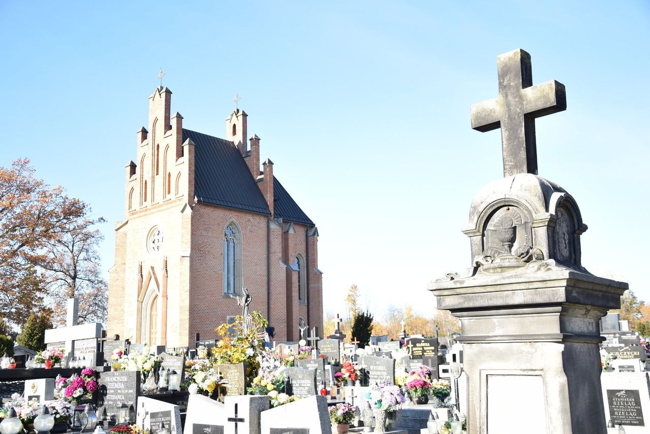 Krzeszowice: Grób Gieniusia. Chłopiec w krakowskim stroju przyciąga tłumy