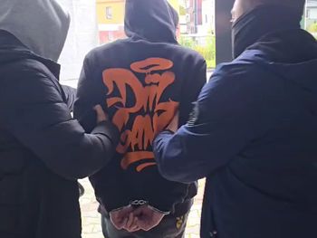 Chorzów: Siedem kilogramów narkotyków, maczety, broń i szable. Policjanci zatrzymali dwóch mężczyzn i kobietę