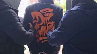 Chorzów: Siedem kilogramów narkotyków, maczety, broń i szable. Policjanci zatrzymali dwóch mężczyzn i kobietę