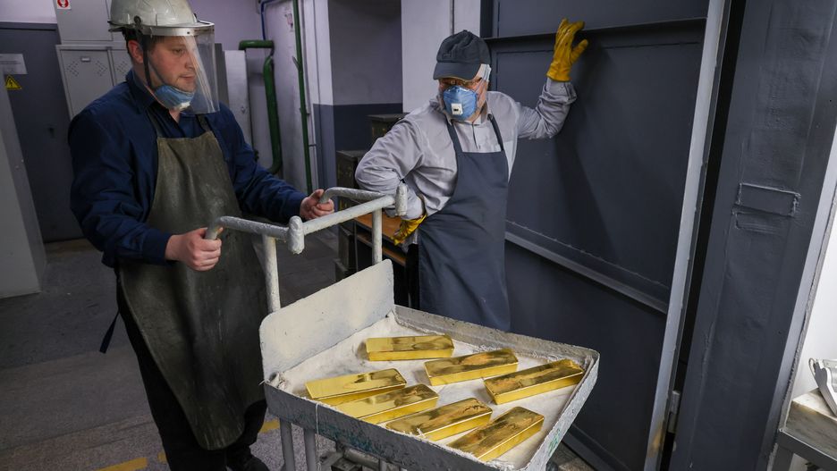 12,5-kilogramowe sztabki złota formują pracownicy w fabryce metali nieżelaznych JSC Krastsvetmet w Krasnojarsku 