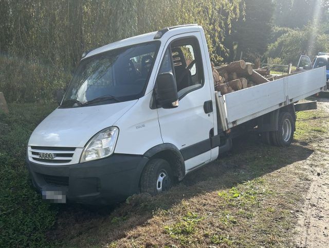 63-latek z ponad 2 promilami wjechał dostawczym iveco do rowu. Zatrzymali go świadkowie (zdjęcia)