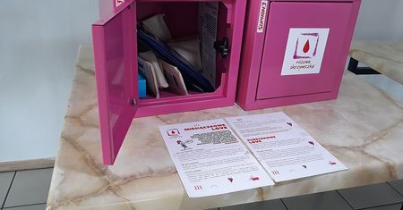 Różowe skrzyneczki w szkołach i instytucjach. Bez obaw, zajrzyj do środka