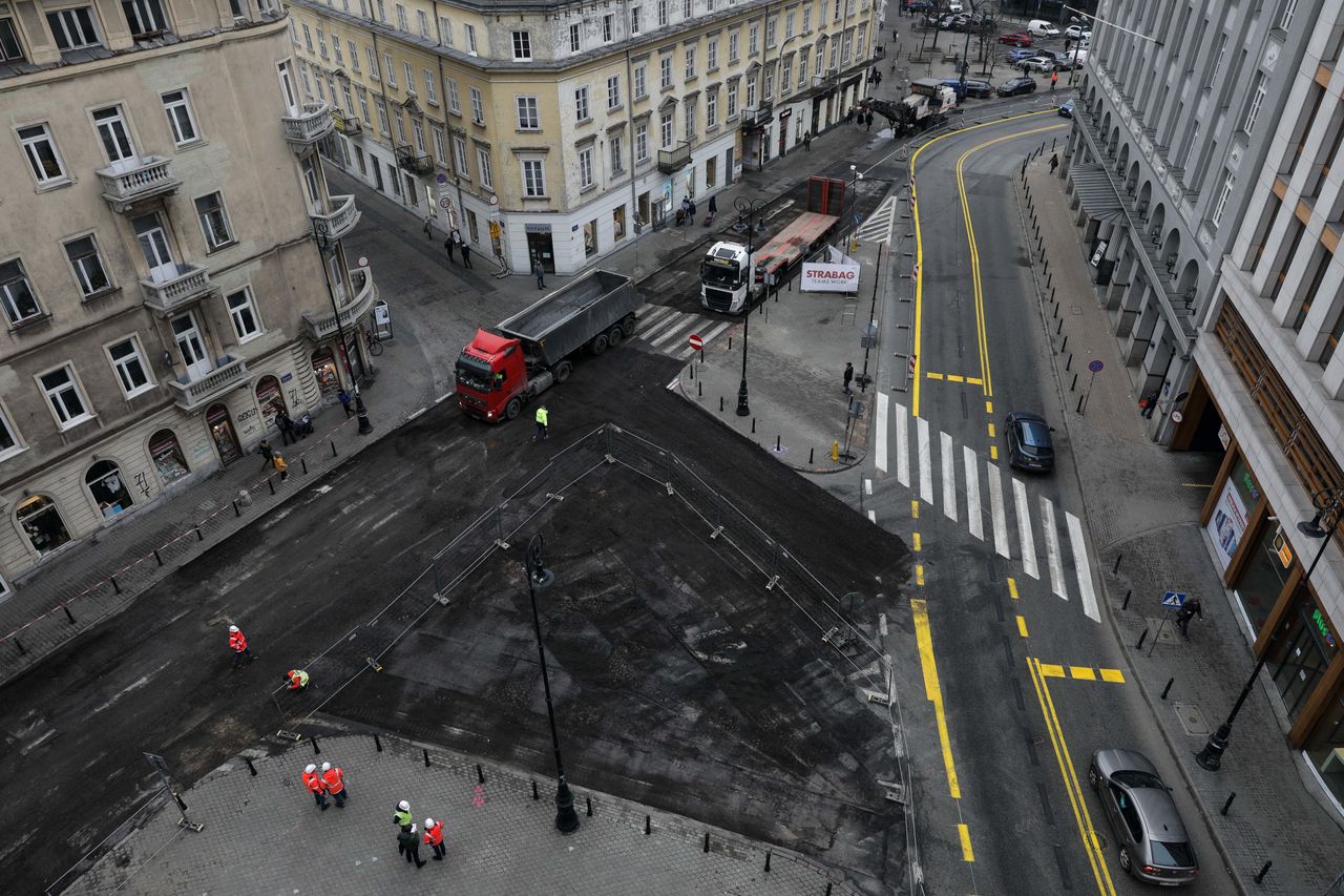 Warszawa. Podczas przebudowy placu Pięciu Rogów odkryto stary bruk