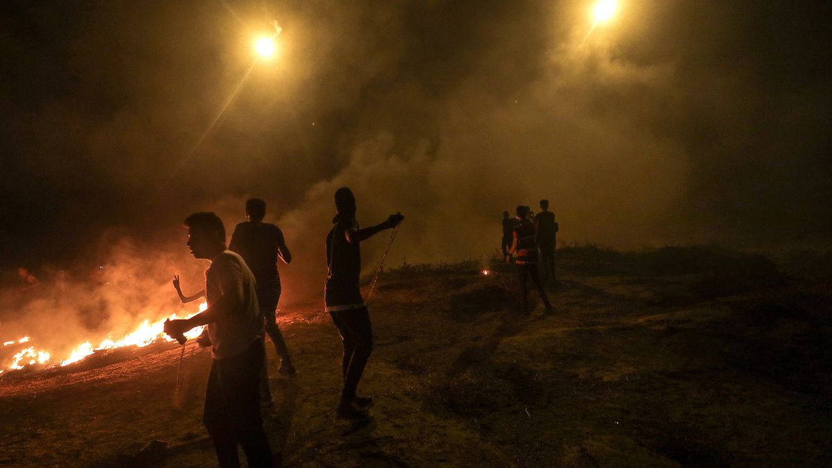 Palestinian night protest along the border between the Gaza Strip and Israel
epa09439255 Palestinian protesters burn tires during a demonstration along the border between the Gaza Strip and Israel, in the east of Al Bureije refugee camp central Gaza Strip on, 31 August 2021. Three Palestinian protesters youths were injured during the night protest east Gaza Strip.  EPA/MOHAMMED SABER 
Dostawca: PAP/EPA.
MOHAMMED SABER