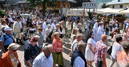Zakopane przeżywa oblężenie. Tłumy ludzi na Krupówkach