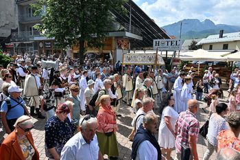 Zakopane przeżywa oblężenie. Tłumy ludzi na Krupówkach
