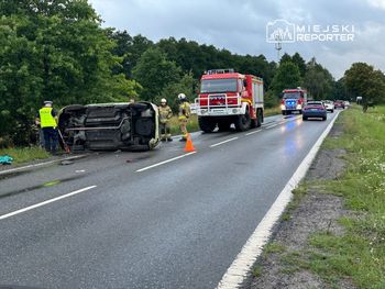 Brwinów: Samochód uderzył w drzewo. Dwie osoby ranne