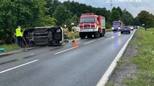 Brwinów: Samochód uderzył w drzewo. Dwie osoby ranne