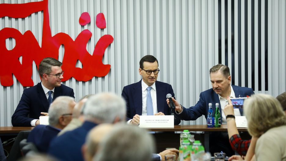 Warszawa, 05.10.2022. Premier Mateusz Morawiecki (C), rzecznik rządu Piotr Mueller (L) i przewodniczący NSZZ "Solidarność" Piotr Duda (P) na spotkaniu w siedzibie Komisji Krajowej NSZZ "Solidarność" w Warszawie, 5 bm. (aldg) PAP/Rafał Guz