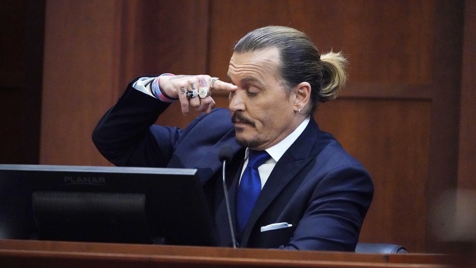 US actor Johny Depp gestures as to where a can of mineral spirits he says actress Amber Heard threw hit him, as he testifies in the courtroom at the Fairfax County Circuit Courthouse in Fairfax, Virginia, USA, 25 April 2022. Johnny Depp's 50 million US dollar defamation lawsuit against Amber Heard that started on 10 April is expected to last five or six weeks. EPA/Steve Helber / POOL Dostawca: PAP/EPA.