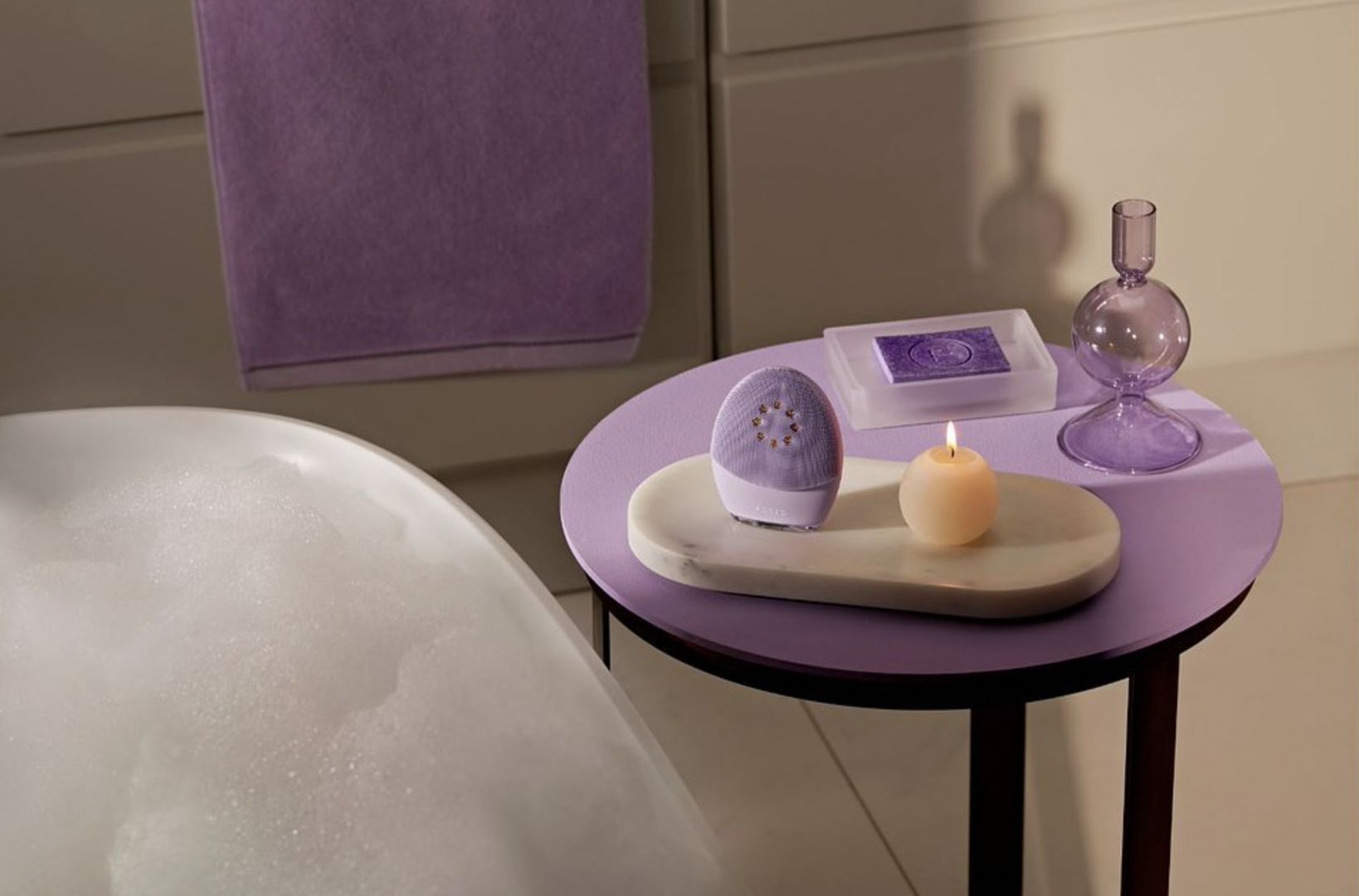 FOREO Luna™ 3 Plus - szczoteczka do termooczyszczania twarzy i masażu mikroprądami. 