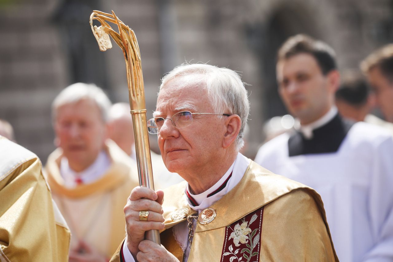 Symulował podcięcie gardła Abp Jędraszewskiego. Marek M. usłyszał zarzuty