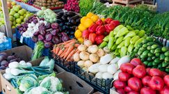 Ceny owoców i warzyw. Ekspert: Pogoda przesuwa sezon, jeszcze może być taniej