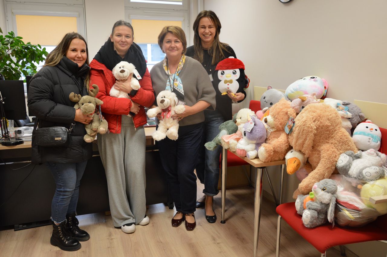 Świąteczna zbiórka prezentów dla dzieci w szpitalu – wzruszający gest Szkoły Podstawowej w Wyszogrodzie