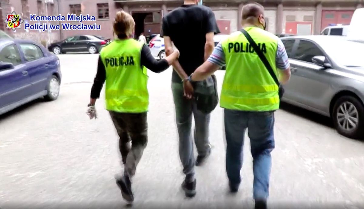 Wrocław. Atak na policjanta. Zwrócił uwagę młodzieży